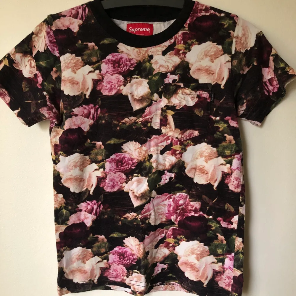 Supreme Flower Pocket T-Shirt Size small, fits like a regular size small / medium.  Excellent condition, no flaws or damage.  DM if you need exact size measurements.   Buyer pays for all shipping costs. All items sent with tracking number.   No swaps, no trades, no offers. . T-shirts.