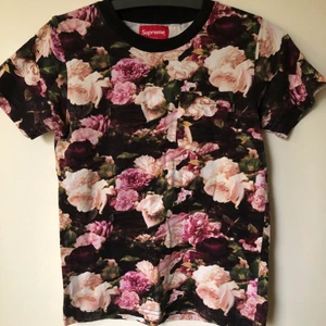 Supreme Flower Pocket Tee - Supreme Flower Pocket T-Shirt Size small, fits like a regular size small / medium.  Excellent condition, no flaws or damage.  DM if you need exact size measurements.   Buyer pays for all shipping costs. All items sent with tracking number.   No swaps, no trades, no offers. 