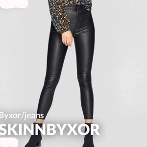 Skinnbyxor  - Dessa jeans/byxor som jag säljer för att jag inte fått användning av det. Storlek är 38 och använd endast 2 gånger. Har även ett konto på tise. Bilderna är där ifrån. Vid intresse hör av dig🥰