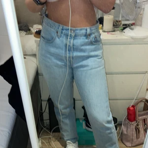 Levis Jeans - Älskar dessa jeansen förutom att dom är så stora i min midja:// Dom är W27L26 och är lagom korta för mig som är 158. Dom är baggy och passar till alla stilar. Dom är högmidjade och har raka ben. Knappt använda och perfekt skick. Köparen står för frakten.