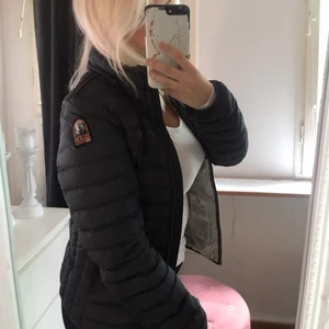 Parajumpers jacka - Säljer nu min super fina parajumper jacka, då den tyvärr blivit för liten för mig!🤎Den är i toppen skick, utan några som helst defekter. Köpte jackan förra hösten för 3999kr, och säljer den nu för 2500kr priser därav de fina skick den är i. Har äktehetsbevis, samt taggarna kvar som kan skickas vid intresse. Kan också tänka mig att gå ner i pris vid snabb affär!💕💕 Jackan skickas givetvis med spårbarfrakt.