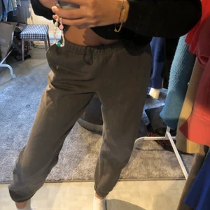 Gråa mjukisbyxor från Gina  - Gråa mjukisbyxor från Gina i storlek S🖤