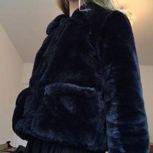 Svart ”faux fur” jacka från Jacqueline de Yong. I storlek S men passar även XS. Varm och mysig, säljer endast pga för liten i storlek för mig. I mycket bra skick, uppsydd några cm i midjelängden. Knappöppning och gosiga fickor på magen. Möts helst upp i Göteborgsområdet ♻️