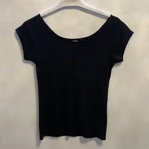 En svart t-shirt i storlek S som bara har hängt i garderoben och aldrig kommit till användning (köpare står för frakt, inga återbetalningar)