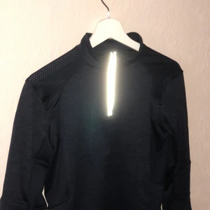 Blå Träningströja - En träningströja egentligen för ryttare, men funkar lika bra för annan träning, speciellt utomhus. Håller värmen men har även andningsfunktioner över axlar och under armarna. Perfekt för utomhusträning de lite kallare delarna av året!                                                                ‼️HELT OANVÄND‼️ Nypris 179 kr.                             Köparen står för frakten! (Förslaget fraktalternativ nedan.) Även hämtas i Frändefors. 