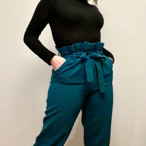 Mörkgröna kostymbyxor  - Mörkgröna kostymbyxor med bälte i midjan. Storlek XS. Otroligt bekväma och väldigt fin färg! (Färgen är i verkligheten något grönare än på bilderna). Använda, men i bra skick! Hör av dig för mer info☺️