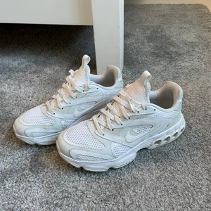 Nike Zoom air fire  - Skitsnygga nikeskor i storlek 36,5. Använda ett fåtal gånger och är därför i väldigt bra skick!! 💞