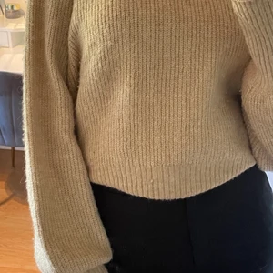 Stickad tröja från gina tricot!💕 - Säljer denna beiga stickade tröjan från gina tricot! Tröjan är i storlek M, är vanligtvis en S och den passar mig💕 Pris från 70 kr, hör av er vid frågor💖 Köpren står för frakten🌟