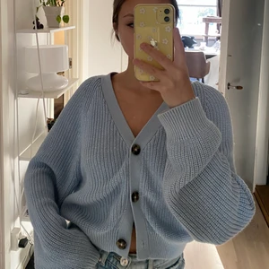 Stickad kofta - Ljusblå kofta med knappar