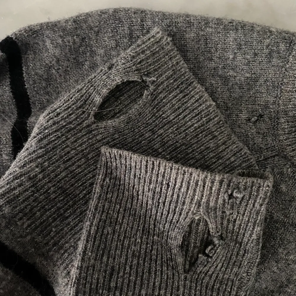 Grå och svart randig tröja från Zadig Voltaire med knappar. Har några slitningar vid händerna och ett litet hål vid halsen (se sista bilden). Storlek 16 år, vilket motsvarar en S/XS . 95% ull och 5% kashmir. . Tröjor & Koftor.