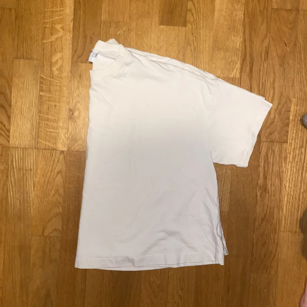 I got it on a trip to Copenhagen. Lovely quality! Nice white shade. Loose and oversized with a nice forming for the shoulders. A classic piece.. T-shirts.