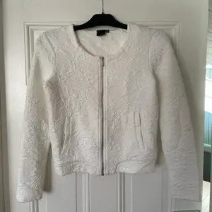 En vit kofta/tröja från Kappahl! Den är för liten för mig, därför väldigt lite använd. Storlek xs och utgångspris är 100kr! Hör av dig vid instresse😊