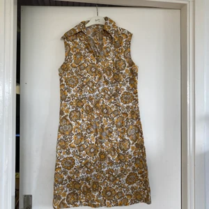 Klänning  -  60-tals klänning i fint mönster! Köpt second hand men aldrig använd av mig 