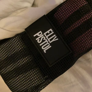 HELT NYA RESISTANCE BAND ELLY PISTOL - Säljer mina helt nya restistance band från Elly Pistol. 3 olika band med 3 olika nivåer av motstånd, easy medel och hard. Nypris 300:-