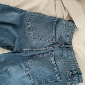 Ett par jeans från lindex i storlek 34. Jag kan tyvärr inte ta en bild på hur de sitter på då de är för små för mig, men ni kan söka på dem på Lindex hemsida, de heter 