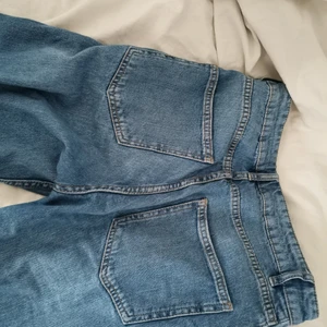 Lindex Nea jeans storlek 34 - Ett par jeans från lindex i storlek 34. Jag kan tyvärr inte ta en bild på hur de sitter på då de är för små för mig, men ni kan söka på dem på Lindex hemsida, de heter "Nea". 