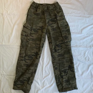 Baggy cargobyxor💫❤️ - Ett par stora baggy cargobyxor som jag brukar ha på höfterna! Man kan också ha dem lite mer high waist men skulle säga att de är mid eller låga💕 Midjemått: stretchiga men 66 cm när de är lite skrynkliga💕