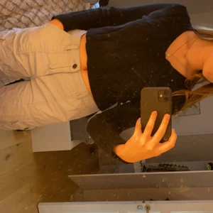 Stickad tröja - Svart kort tröja som passar till allt