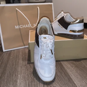 MK skor  - Säljer mina Michael Kors skor jag köpte i Stockholm i somras, då det inte rikrigt är min stil, påse & kartong medföljer. Använda en gång 