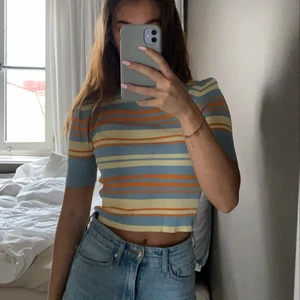 Randig tröja  - Super ball randig tröja från Zara, den är kort i modellen så croppad, storlek S💙🧡💛💝💜