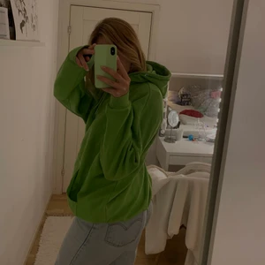 Grön hoodie - Oversize hoodie från monki i storlek M. Säljer på grund av rensning i garderoben💚