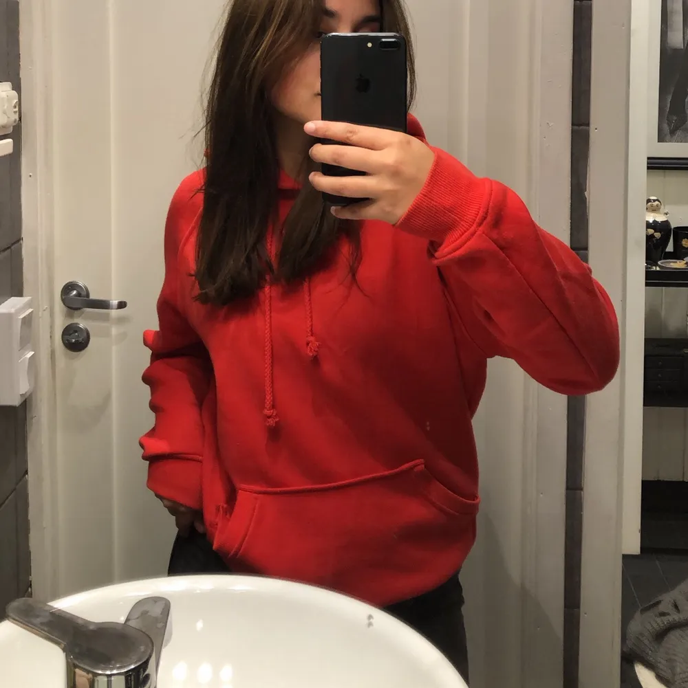 Säljer denna fina röda oversize hoodie som tyvärr inte kommer till användning längre, fint skick ❤️. Hoodies.