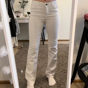 vita jeans - säljer dessa vita jeansen då de inte kommer till användning. De är storlek 34 märket c.ro köpta från miinto för länge sen💕⚡️ skriv för mer bilder/info
