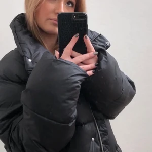 Svart pufferjacka  - En svart pufferjacka från H&M i storlek xs. Passar oversized, som en M på mig som är 169 cm lång. Buda i kommentarerna. Frakt tillkommer. Köp direkt för 590 + frakt (Lånade bilder) 💞