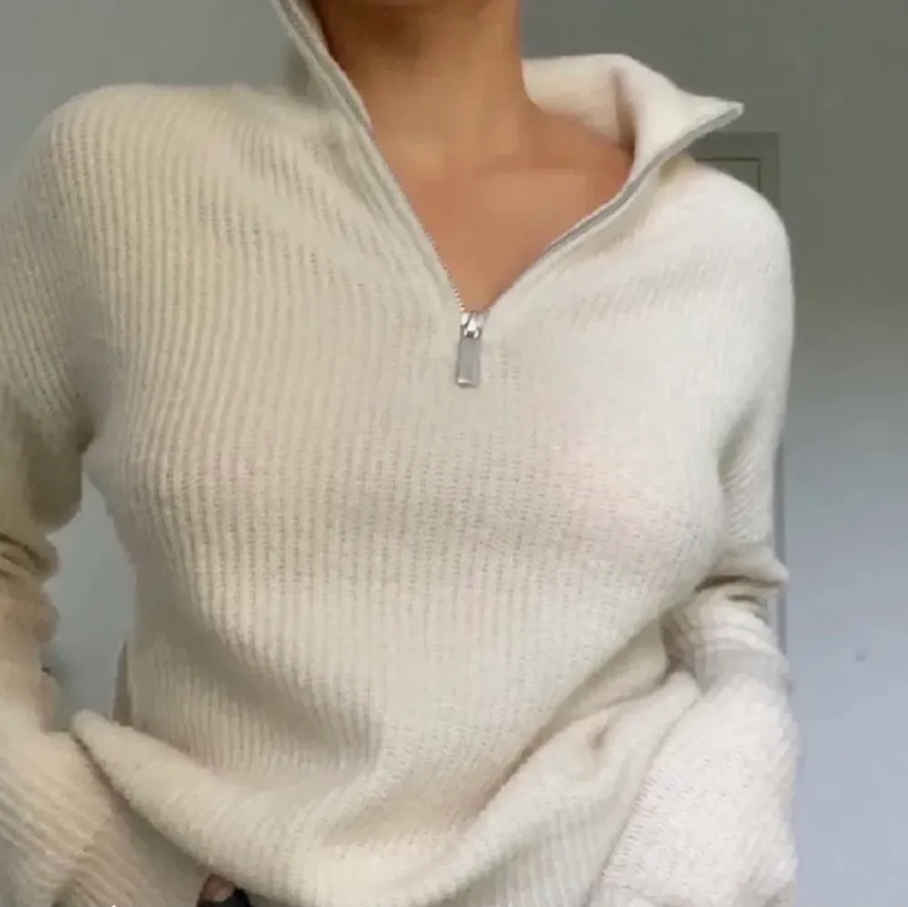 En så fin stickad zipup tröja ifrån bikbok, (första bilden månad) strl xs , köpare står för frakt ‼️bud är bindande‼️. Stickat.
