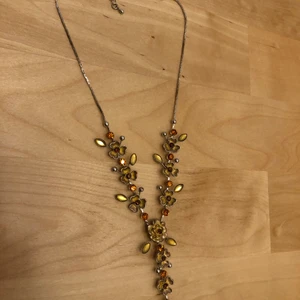 Blommig vintage halsband - vintage halsband med guldiga blommor samt gula och orangea stenar, kedjan är silver💓 fina färger till hösten eller sommaren