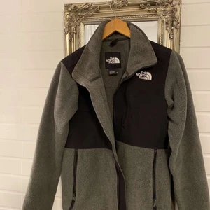 The North Face fleece - En fleece från the North Face som jag ej har användning utav längre. Den är i bra skick med en pytte liten skada på vänster arm som knappt är synlig. Storleken är XS men deras modeller är stora i modellen , passar small. Ny pris 1700.