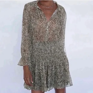 Populär klänning zara - Säljer nu den här populära o slutsålda klänningen som är i toppemskick, inköpt för 550kr! Kontakta vid funderingar💕💕💕