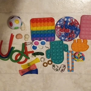 Fidget toys - Hej här har jag olika fidget toys som i alla fall kostar 1500kr om de är bra. Men jag kommer att sälja såna på 1000kr. Så snälla Misa inte priset🤍🤍♥️♥️