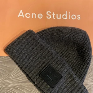 Acne mössa  - Säljer nu min Asfina mössa från Acne i mörkgrått!! 💓💕 Släpper den bara ifall jag får ett rimligt bud ✨ ni kan buda i kommentarerna! (Kvitto finns). Bud just nu på 650 kr!! 