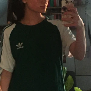  Grön Adidas tshirt  - Är i bra skick bara använd några gånger ❤️