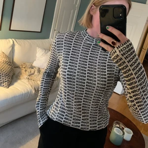 Moss copenhagen, topp, strl M - Polotopp med MSCH-mönster. Snygg att ha under skjortor 