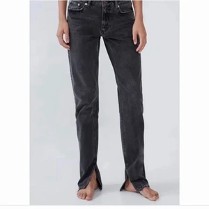 Zara jeans med slits !! Slutsålda !! - Säljer nu de populära jeansen från zara, gråa med slits.         Skriv vid funderingar. 🤍 !! Slutsålda !! Buda eller köp direkt för 400kr