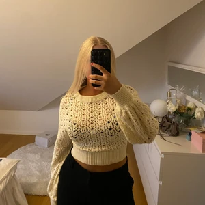 Stickad tröja - Stickad tröja från pull & bear med knytning i ryggen. Storlek S