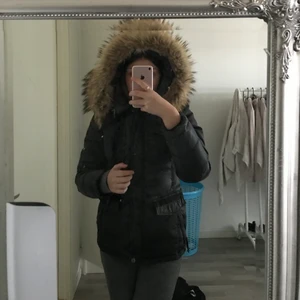 Hollies jacka äkta päls  - Hollies jacka i storleken 34 som motsvarar XS men skulle absolut passa som även en S. Jackan är köpt ifrån salt för 4599kr med äkta päls som fortfarande är i fint skick. Den är i en väldigt mörk blå färg. Jackan är använd och det syns på exempelvis dragkedjor. Man kan dessutom se att den är använd då färgen blivit lite missfärgad på visa små partier därav det låga priset.