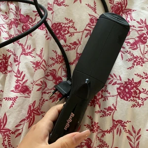 Krus tång - Säljer min fina rosa / svarta krus tång från Babyliss Fungerar utmärkt! Säljer denna pga att jag tröttnat på den. 