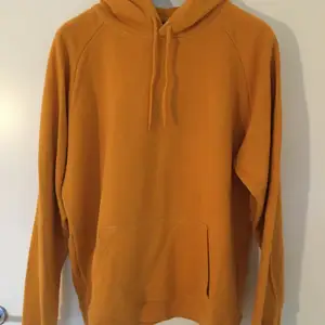 Senapsgul hoodie från H&M i storlek L