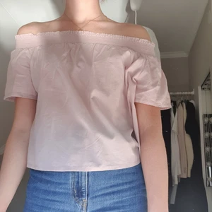 Offshoulder tröja - Puderrosa tröja i storlek 38 men passar mig som är en 36. Frakt tillkommer 📦