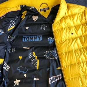 Tommy Hilfiger - Gul dunjacka från Tommy Hilfiger, knappast använd. Köpt från Tommy Hilfigers fysiska butik. Har även kvitto. (Den har även en luva som man kan vika ut) 💛