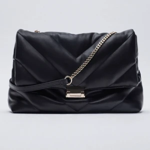 Zara väska  - Nypris 399kr! Säljer min fina väska från zara. Köptes förra månaden men ångrat köpet då den inte alls kommit mycket tills användning som tänkt. 