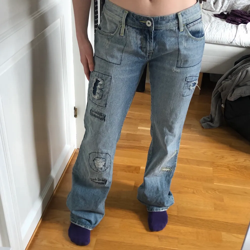 Lågmidjade blå jeans från second hand. Storlek (W32 L32) i dam😇 aldrig använt (Blir budgivning ifall det är flera som vill ha). Jeans & Byxor.