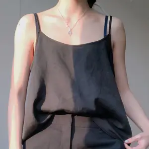 säljer ett svart linne från abercrombie & fitch! snyggt,  elegant och sexigt! banden går i ett ”kors” över ryggen 💖