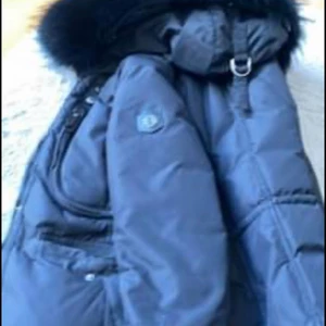 Hollies jacka strl 34 - Säljer min Hollies jacka i strl 34, köpt för 1,5 år sen i Johnells, jackan är i fint skick samt väldigt bekväm och värmer superbra! 