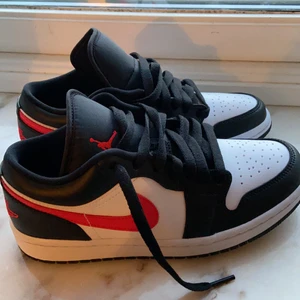 Jordans 1 Low - Säljer Jordan 1 Low ”siren red” i storlek 37,5 , aldrig använda, köpt här på Plick men från Zalando. Budgivning ifall fler intresserade 