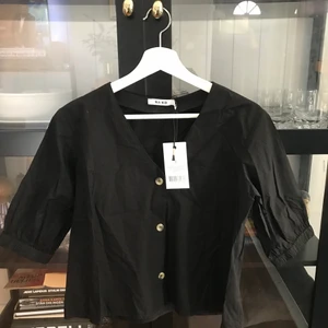 NY Blus storlek S - Ny blus med lapparna kvar. Storlek S.