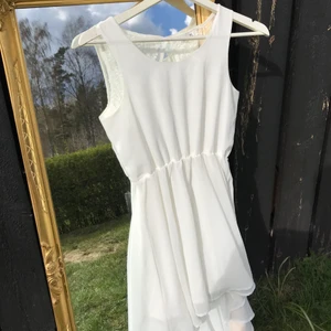 Kläning - Vit fin klänning som jag haft på en skolavslutning. Använd 1 gång.